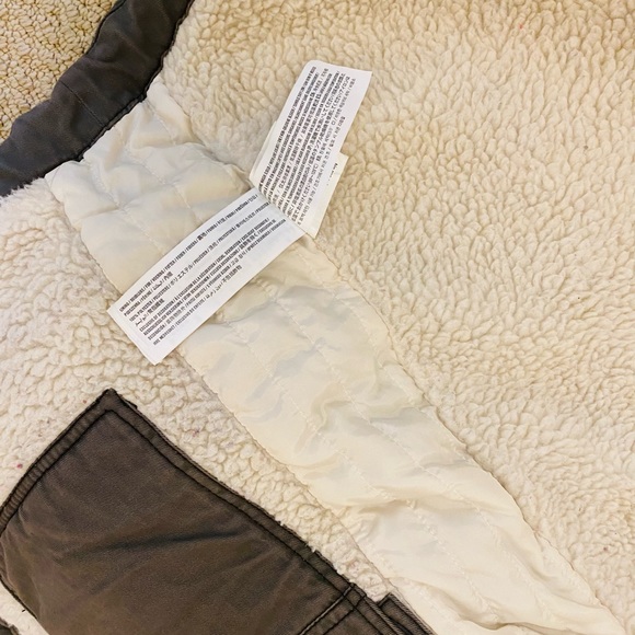 ***SOLD***Abercrombie and Fitch coat, EUC, only worn twice, size: XS. - Picture 6 of 6